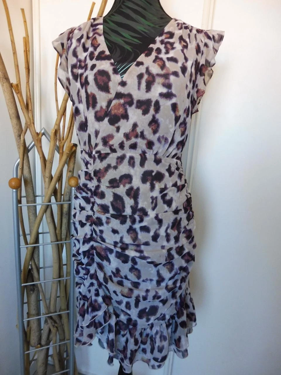 Robe léopard grise et violette